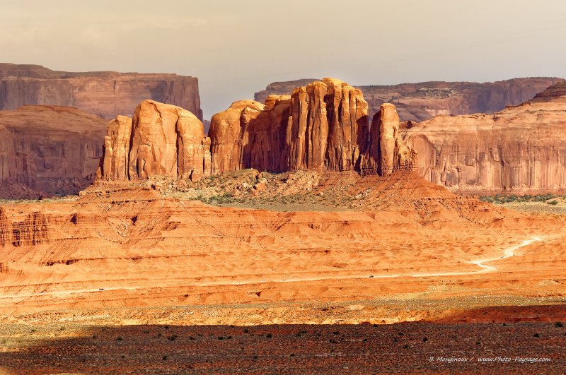 Une piste de terre au pied de la Camel Butte
Ces 4x4 qui parcourent la piste de terre ont l'air bien insignifiants par rapport aux sculptures rocheuses, mesas et autres falaises qui les surplombent.
Monument Valley (Navajo Tribal Park, Utah & Arizona), USA
Mots-clés: arizona chemin desert categ_ete montagne_usa