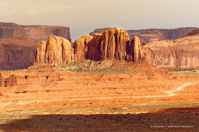 Une piste de terre au pied de la Camel Butte
Ces 4x4 qui parcourent la piste de terre ont l'air bien insignifiants par rapport aux sculptures rocheuses, mesas et autres falaises qui les surplombent.
Monument Valley (Navajo Tribal Park, Utah & Arizona), USA
Mots-clés: arizona chemin desert categ_ete montagne_usa