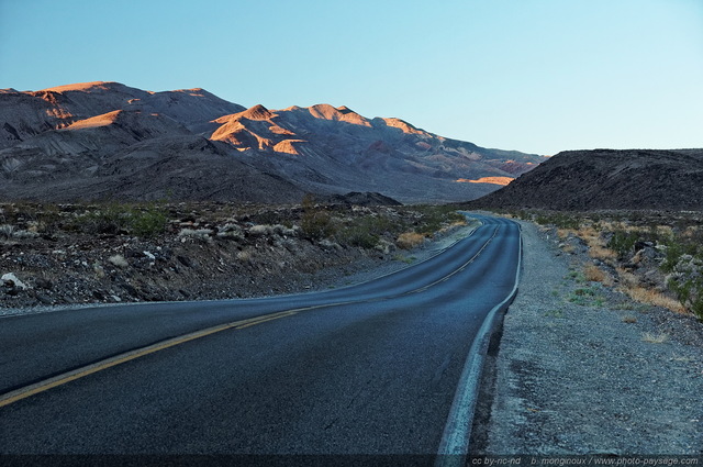 Une route désertique
Il n'y a pas âme qui vive sur cette route qui traverse le désert de la Vallée de la Mort.

Death Valley National Park, Californie, USA
Mots-clés: californie usa nature desert routes_ouest_amerique montagne_usa