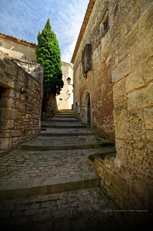 Une ruelle pavée dans le village des Baux-de-Provence
Bouches-du-Rhône, France
Mots-clés: categ_ete provence