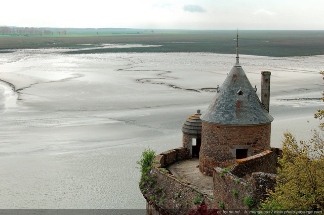 Une tour qui surplombe la baie du Mont Saint Michel
Mots-clés: bretagne normandie monument rempart