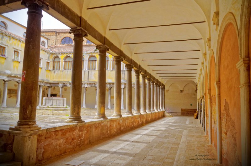 Une cour intérieure d\'un bâtiment vénitien
[Voyage à Venise, Italie]
Mots-clés: venise italie unesco_patrimoine_mondial cite_des_doges