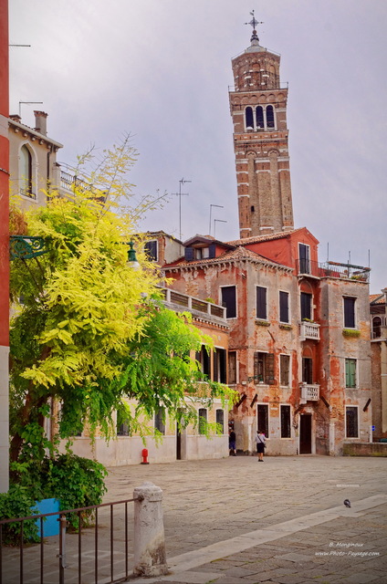 Une tour de Venise qui semble s\'enfoncer dans la lagune
[Voyage à  Venise, Italie]
Mots-clés: venise italie monument unesco_patrimoine_mondial cite_des_doges cadrage_vertical