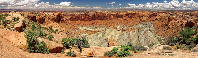 Upheaval Dome,  vue panoramique depuis le bord du cratère
Upheaval Dome est un dome de sel au fond d'un cratère de près 5km de diamètre. Son âge est estimé à un peu moins de 170 millions d'années. Son origine exacte n'a pour l'instant pas pu être déterminée avec certitude : selon une première théorie, la plus plausible selon les plus récentes études, il s'agirait d'un cratère d'impact d'un astéroïde, qui aurait subi l'érosion. Selon une seconde théorie, il s'agirait d'un simple phénomène géologique : le dôme de sel serait remonté à la surface par le biais de pressions des roches avoisinantes.

Island in the Sky, Canyonlands National Park, Utah, USA
Mots-clés: desert utah canyonlands usa categ_ete photo_panoramique