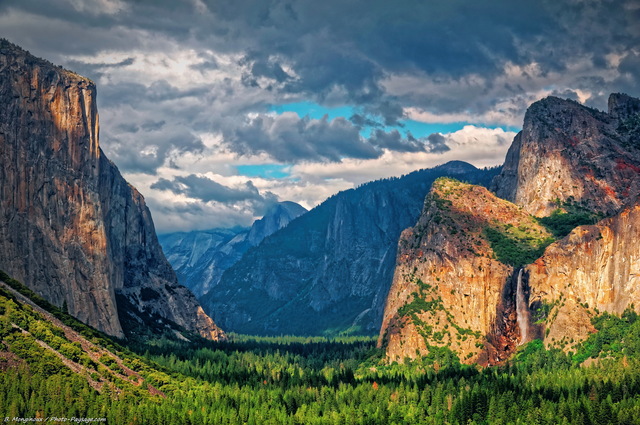 La vallée de Yosemite,   photographiée depuis Tunnel View
Sur la gauche, la falaise d'El Capitan, et sur la droite la cascade de Bridalveil fall.

Parc National de Yosemite, Californie, USA
Mots-clés: californie yosemite usa cascade categ_ete les_plus_belles_images_de_nature montagne_usa