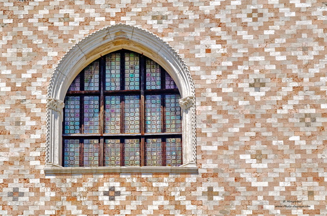 Venise - vitraux sur la faà§ade du Palais des Doges
[Voyage à  Venise, Italie]
Mots-clés: venise italie unesco_patrimoine_mondial texture cite_des_doges