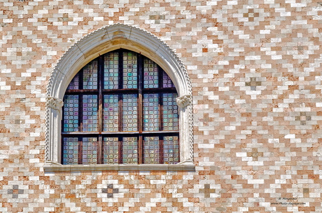 Venise - vitraux sur la façade du Palais des Doges
[Voyage à Venise, Italie]
Mots-clés: venise italie unesco_patrimoine_mondial texture cite_des_doges