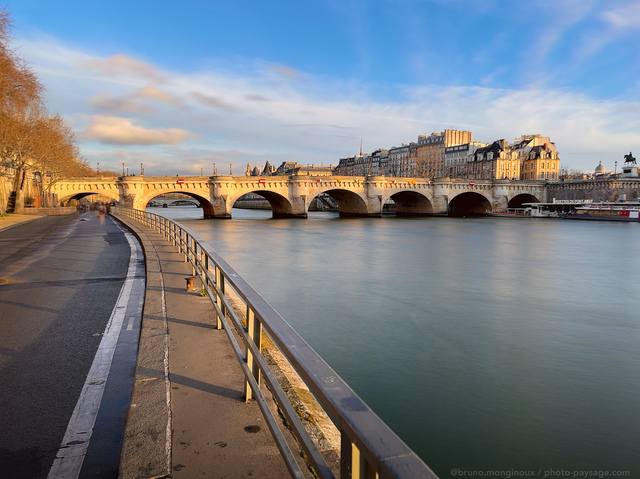 Le Pont Neuf et la voie Georges Pompidou 
Lumière dorée sur la voie Georges Pompidou et le Pont-Neuf, un soir de février à Paris 
Mots-clés: les_ponts_de_paris la_seine