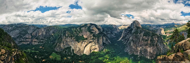 Yosemite : vue panoramique de la vallée depuis Glacier Point
[i](assemblage panoramique HD)[/i]
Sur la gauche : les cascades de Yosemite Falls.
Sur la droite : le Half Dome, et plus à  droite les cascades de Verna Fall et Nevada Falls. 

Parc National de Yosemite, Californie, USA
Mots-clés: photo_panoramique californie yosemite usa nature categ_ete cascade foret_usa montagne_usa