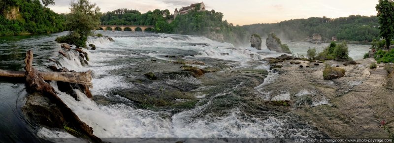 Vue panoramique des chutes du Rhin
[i](assemblage panoramique de plusieurs photographies)[/i]

Neuhausen, Suisse
Mots-clés: suisse cascade photo_panoramique