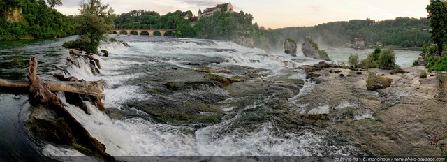 Vue panoramique des chutes du Rhin
[i](assemblage panoramique de plusieurs photographies)[/i]

Neuhausen, Suisse
Mots-clés: suisse cascade photo_panoramique