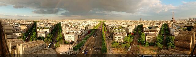 Vue panoramique sur les Champs Elysées depuis le toit de l'Arc de Triomphe
de gauche à  droite : Avenue Hoche, avenue Friedland, avenue des Champs Elysées, avenue Marceau, et avenue d'Iéna. En arrière plan sur la gauche, un arc-en-ciel, et sur la droite : la Tour Eiffel. 
[Paris photographié depuis le toit de l'Arc de Triomphe]

Mots-clés: paris paysage_urbain photo_panoramique tour_eiffel arc-en-ciel grand-angle