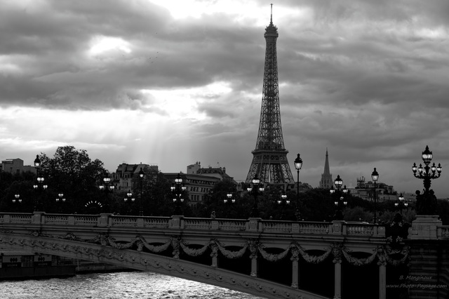 Rayon de soleil sur la Tour Eiffel et le Pont Alexandre III
Paris, France
Mots-clés: tour_eiffel les_ponts_de_paris invalides noir_et_blanc lampadaires regle_des_tiers