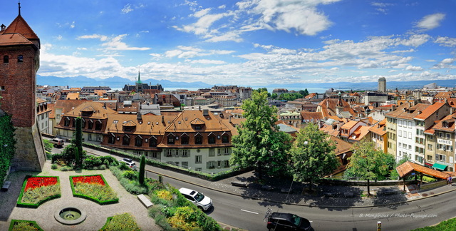 Vue panoramique sur les toits de Lausanne
Assemblage panoramique de plusieurs photos prises depuis le parvis de la cathédrale de Lausanne, dans le centre historique de la ville. En arrière plan, le lac Léman. Suisse.
Mots-clés: photo_panoramique lausanne suisse toits