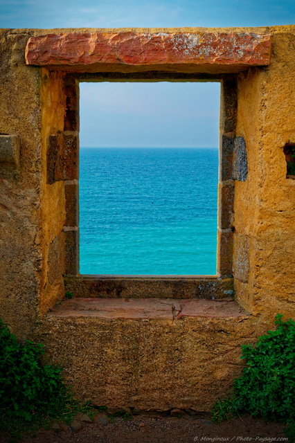 Fenêtre avec vue sur mer :)
Corps de garde de la Guette, Pleneuf-Val-André
Mots-clés: categmerbretagne cadrage_vertical