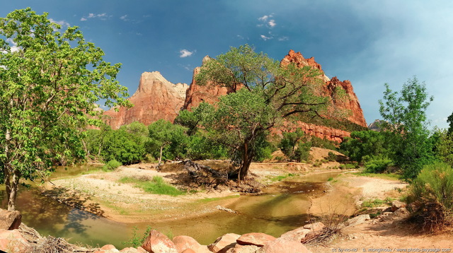 Zion : vue panoramique de la Virgin river au pied de la Cour des Patriarches 
Zion National Park, Utah, USA

Mots-clés: zion utah usa categ_ete riviere photo_panoramique plage