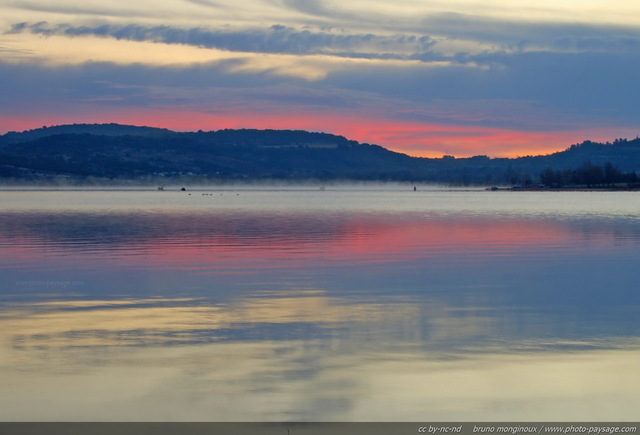 Aube sur le lac
La brume matinale se lève progressivement sur les barques des pêcheurs qui évoluent sur ce lac artificiel.

Lac du Salagou, Hérault, France
Mots-clés: herault aube aurore lever_de_soleil matin reflets languedoc-roussillon