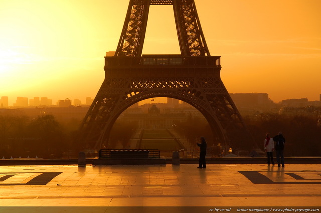 Paris s'éveille... les touristes aussi ;-)
Dès les premières lueur d'aurore les touristes viennent admirer la Tour Eiffel... et se faire photographier devant le plus célèbre monument de France. 
En arrière plan : le Champs de Mars
Mots-clés: paris monument contre-jour tour_eiffel lever_de_soleil aube aurore matin point-du-jour trocadero champs-de-mars