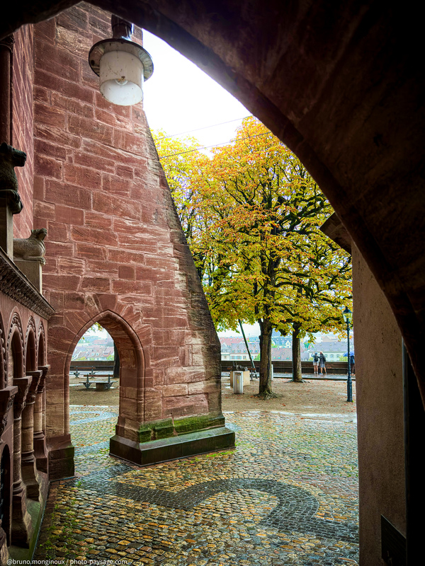 Promenade à Bâle autour de la cathédrale
Bâle (Basel), Suisse
Mots-clés: cadrage_vertical paves marronnier