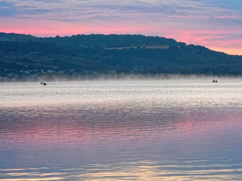 Brume matinale sur le lac du Salagou
Mots-clés: rouge salagou herault brume brouillard bateau reflets barque peche pecheur languedoc-roussillon aube matin aurore