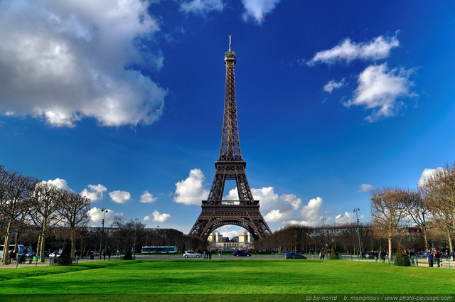 La Tour Eiffel photographiée depuis le Champs de Mars
Paris, France
Mots-clés: paris monument tour_eiffel champs-de-mars ciel_bleu les_plus_belles_images_de_ville