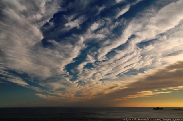 D'intéressants motifs dessinés par les nuages dans le ciel de Provence
Sur la droite : l'île de Riou
au large de Marseille
Mots-clés: ciel nuage provence mer parc_national_des_calanques riou marseille