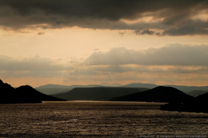 Crépuscule sur le lac du Salagou
Mots-clés: herault salagou crepuscule contre-jour
