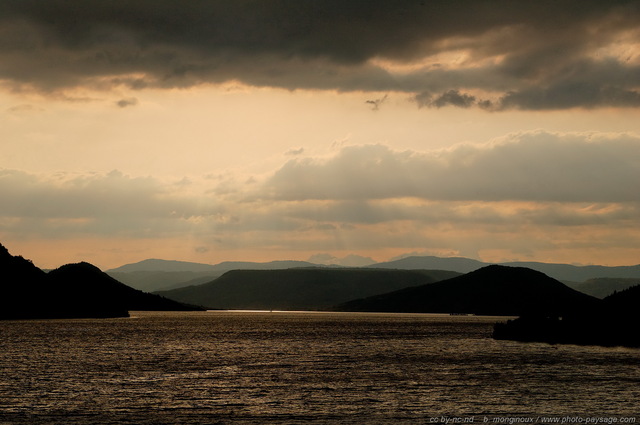 Crépuscule sur le lac du Salagou
Mots-clés: herault salagou crepuscule contre-jour