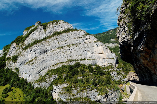 Une route à  flanc de falaise dans les Gorges de la Bourne (Vercors)
Mots-clés: vercors gorges_de_la_bourne canyon categ_ete montagne route beautes_de_la_nature montagnard oxygene