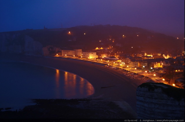 La plage d'Etretat au petit matin
Normandie, France
Mots-clés: etretat plage matin aurore nuit normandie digue lampadaires rivage reflets