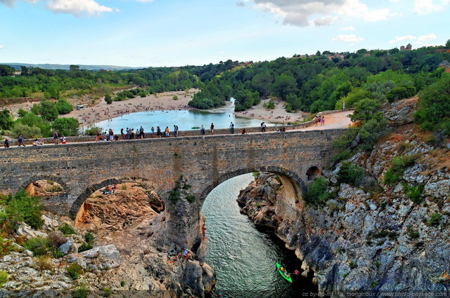 Baignade au pied du Pont du Diable
Un des plus vieux ponts romans de France
(construit entre 1025 et 1031). Il passe 
au-dessus des Gorges de l'Hérault 
à  proximité de Saint Guilhem le désert.
(Languedoc-Roussillon, France)
Mots-clés: herault riviere categ_pont languedoc_roussillon monument