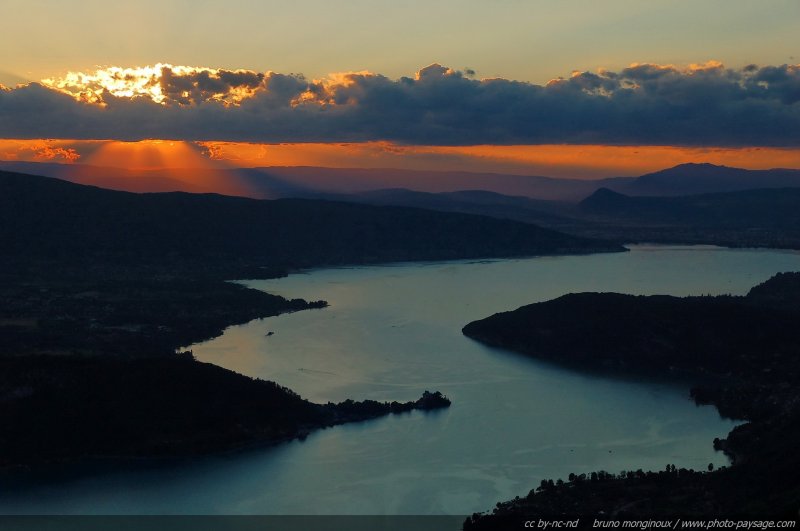 Coucher de soleil sur le lac d'Annecy
(Haute Savoie)
Vu depuis le col de la Forclaz
Mots-clés: contre-jour les_plus_belles_images_de_nature annecy haute-savoie montagne coucher_de_soleil coucher_de_soleil