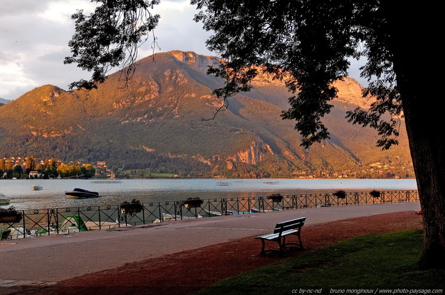 Promenade le long des rives du lac d'Annecy
Haute Savoie
En arrière plan : le mont Veyrier
Mots-clés: annecy haute-savoie montagne jardin banc promenade rive berge chemin