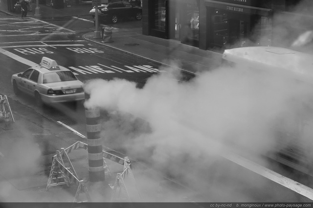 Vapeurs dans une rue de New-York...
Un taxi new-yorkais dans le quartier de la 5Â° avenue passe à  côté d'une cheminée  plantée au milieu de la rue, et d'oà¹ s'échappe une grande quantitée de vapeur...
Manhattan, New York, USA
Mots-clés: usa new-york etats-unis fumee manhattan gratte-ciel les_plus_belles_images_de_ville