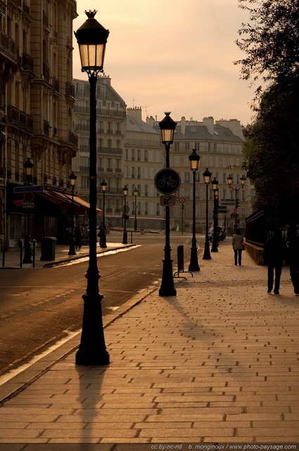 Lampadaires dans les rues de Paris
Une scène de rue photographiée au petit matin sur l'àŽle de la Cité, à  deux pas de Notre Dame.
 
Paris, France
Mots-clés: cadrage_vertical paris contre-jour paysage_urbain lampadaires rue trottoir les_plus_belles_images_de_ville categ_ile_de_la_cite