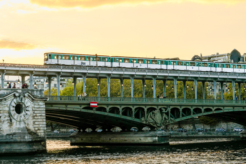 Métro aérien à Paris
Le métro de la ligne 6 traversant la Seine sur le pont Bir Hakeim
Mots-clés: la_seine