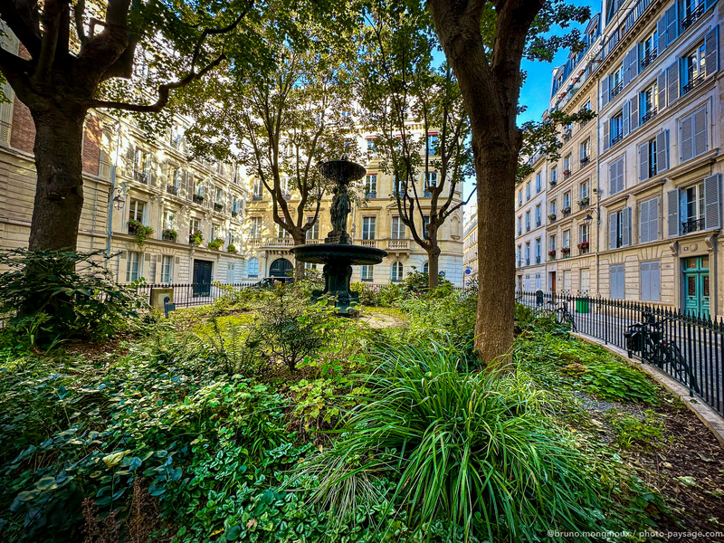 Un petit coin de nature urbaine autour d'une fontaine...
Cité de Trévise, Paris
Mots-clés: categ_fontaine jardin_public_paris