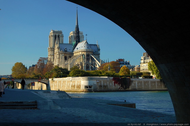 Notre Dame de Paris
Vue depuis les quais (rive gauche), sous le pont de la Tournelle
Mots-clés: notre-dame-de-paris paris ile-de-la-cite quais la_seine monument les_ponts_de_paris fleuve la_seine les_plus_belles_images_de_ville