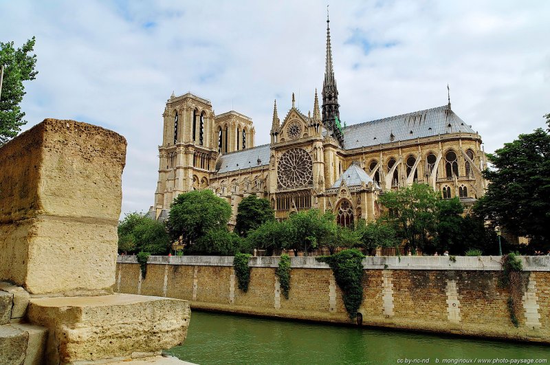 La cathédrale Notre Dame de Paris depuis les quais
Vue depuis les quais rive gauche.
Mots-clés: paris la_seine notre-dame-de-paris notre_dame_de_paris fleuve