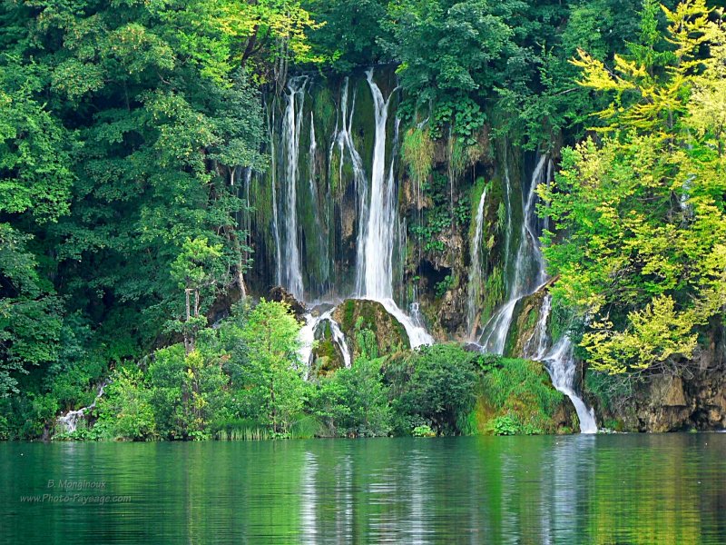 Un petit air de Paradis sur Terre
Une des plus belles cascades photographiées dans les lacs supérieurs du Parc National de Plitvice, en Croatie.
Mots-clés: croatie plitvice cascade reflets UNESCO_patrimoine_mondial croatie