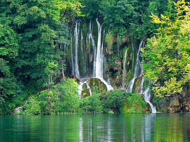 Un petit air de Paradis sur Terre
Une des plus belles cascades photographiées dans les lacs supérieurs du Parc National de Plitvice, en Croatie.
Mots-clés: croatie plitvice cascade reflets UNESCO_patrimoine_mondial croatie