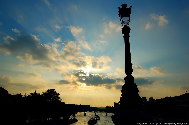 Ciel de printemps vu depuis le Pont Neuf
Paris, France
Mots-clés: paris fleuve la_seine paysage_urbain contre-jour categ_pont reverbere lampadaires les_ponts_de_paris