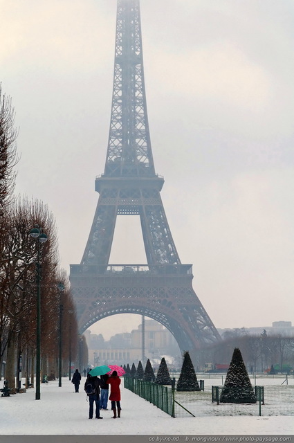 Un hiver à Paris
Deux touristes aux parapluies colorés se promènent face à la Tour Eiffel sur un Champs de Mars recouvert par la neige.

[Paris sous la neige]
Mots-clés: cadrage_vertical paris_sous_la_neige neige froid hiver tour_eiffel jardin passant brume brouillard jardin_public_paris