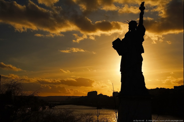Soleil couchant sur la Statue de la Liberté
Située en aval de l'Allée des Cygnes, au niveau du Pont de Grenelle, cette réplique de la Statue de la Liberté fut offerte en 1889 à  la ville de Paris par les citoyens français résidant aux USA.
Mots-clés: paris minimaliste monument coucher_de_soleil contre-jour regle_des_tiers crepuscule statue-liberte la_seine fleuve pont-de-grenelle les_plus_belles_images_de_ville