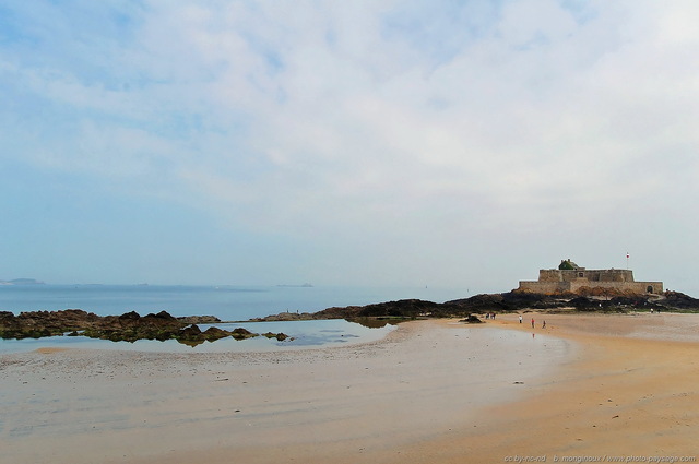 Plage de Saint-Malo
Sur la droite, le fort Vauban ou [i]Petit Bé[/i]
qui domine la baie de St Malo (fort accessible
par la plage à marée basse). 
Mots-clés: bretagne mer plage saint-malo ocean atlantique littoral ciel_d_en_bas