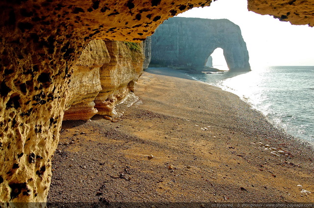 Marée basse sur la plage 
Plage située entre les falaises d'Aval et de la Manneporte
En arrière plan : l'arche de la Manneporte
à‰tretat, Haute Normandie
Mots-clés: etretat normandie littoral falaise mer manneporte plage galet