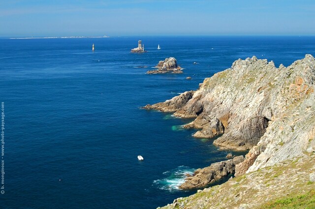 La Pointe du Raz
En arrière plan : le phare de la Vieille et l'Île de Sein
Cap Sizun, Finistère (Bretagne)
Mots-clés: pointe-du-raz cap-sizun finistere bretagne phare mer-d-iroise mer cote ocean littoral atlantique ile-de-sein recif