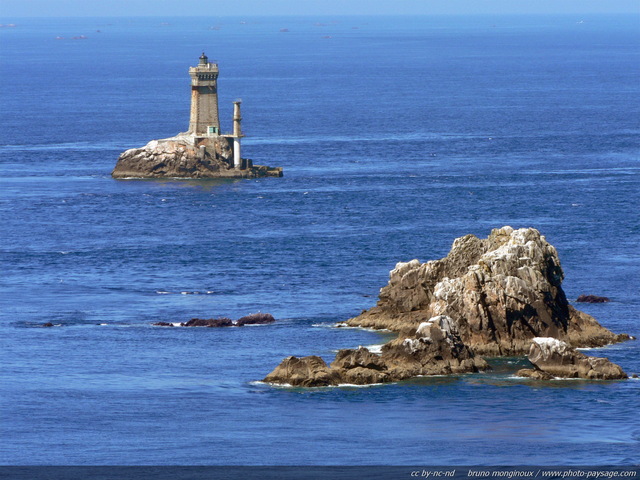 Phare de la Vieille
Au premier plan, le recif de Gorlegreiz.
Pointe du Raz, Cap Sizun, 
Finistère (Bretagne)
Mots-clés: pointe-du-raz cap-sizun finistere bretagne phare mer-d-iroise recif regle_des_tiers