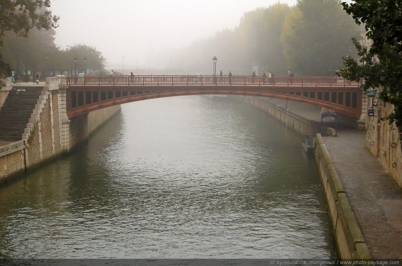 Brume sur le pont au double
Ile de la Cité
Paris, France
Mots-clés: pont-au-double ile-de-la-cite paris brume brouillard la_seine quais ponts_de_paris paysage_urbain les_ponts_de_paris fleuve brume