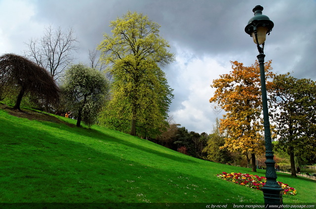 Le printemps à  Paris dans le Parc Montsouris
Mots-clés: paris jardin pelouse herbe printemps fleurs lampadaires